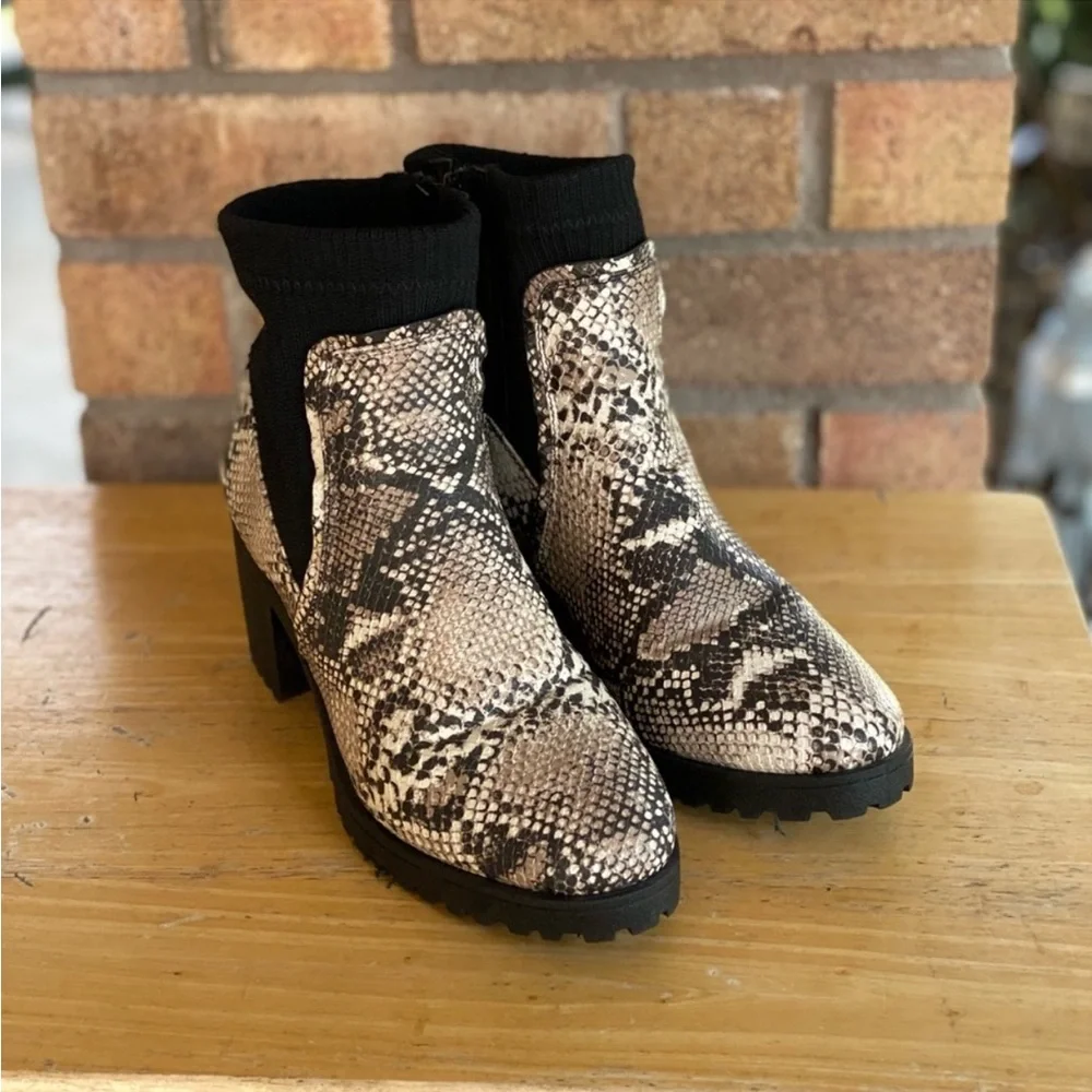 Qupid Black & Tan Faux Snakeskin Sock Ankle Chunky Blick Heel Boots Size 7